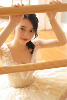 挺进女市长雪臀